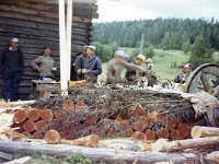 Parekattotalkoot 70-luku  Päretalkoissa tekemässä Imppilän heinävajaan kattoa vasemmalla Antero Salminen (s. 1935), vieressään Naumanen (kuppi kädessä), Taito Ilmonen (myös kuppi kädessä, vaalea lippalakki) ja pärehöylän rattaan takana sinivalkoinen lippalakki päässä Kauko Rantanen